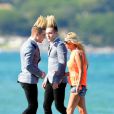 Tara Reid et les frères Jedwards, en pleine balade, sur la plage de St-Tropez, le jeudi 26 juillet 2012.