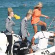 Tara Reid et les frères Jedwards embarquent à bord d'un bateau pneumatique, à St-Tropez, le jeudi 26 juillet 2012.