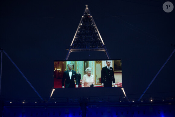 La Reine Elizabeth II et 007 pendant la cérémonie d'ouverture des Jeux Olympiques de Londres le 27 juillet 2012. Danny Boyle (Slumdog Millionaire, Sunshine) a été choisi pour mettre en scène l'événemenent.
