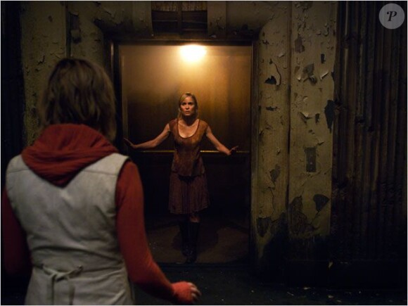 Radha Mitchell et Adelaide Clemens dans Silent Hill : Revelation, en salles le 28 novembre.