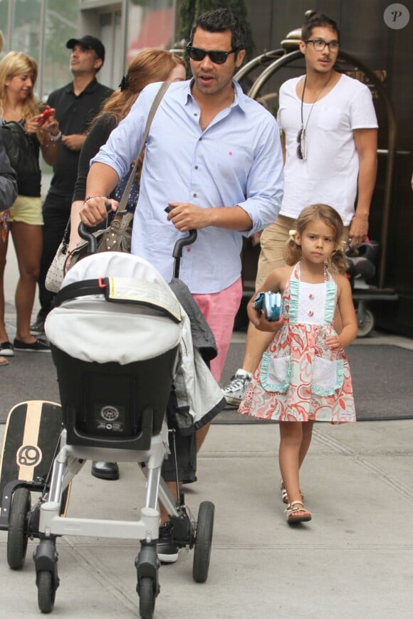 La famille de Jessica Alba est de nouveau au complet. Son mari Cash Warren et elle, se rendent au marché aux puces avec leurs deux filles Honor et Haven. New York, le 28 juillet 2012.