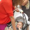 Jessica Alba et son mari Cash Warren se rendent au marché aux puces avec leurs deux filles Honor et Haven. New York, le 28 juillet 2012.