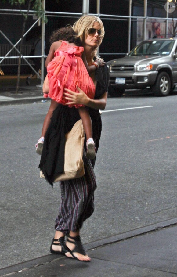 Heidi Klum adopte le look baba cool. New York, le 28 juillet 2012.
