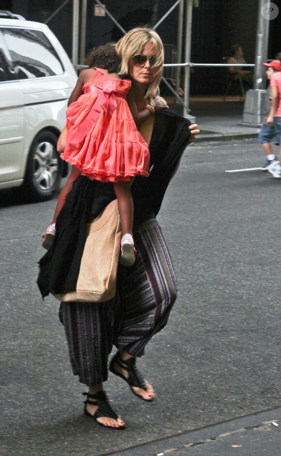 Heidi Klum beaucoup moins fashion que sa fille Lou. New York, le 28 juillet 2012.