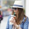 Pause gourmande chez Starbucks pour Jessica Alba, lors d'une promenade à New York le 29/07/2012