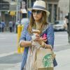 Pause gourmande chez Starbucks pour Jessica Alba, lors d'une promenade à New York le 29/07/2012