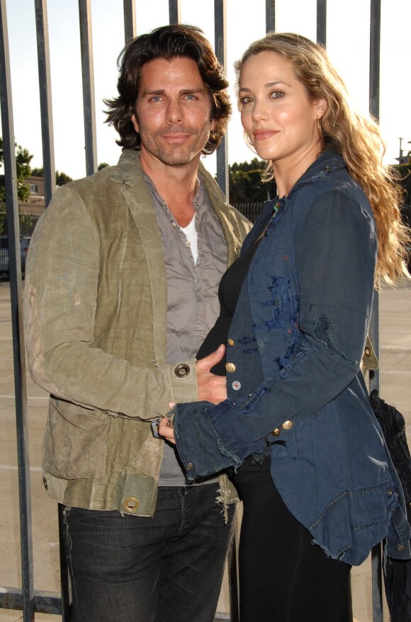 Elizabeth Berkley et son mari Greg Lauren en mai 2012. L'ex-star de Sauvés par le gong était alors enceinte de leur premier enfant, un petit garçon né le 20 juillet 2012 : Sky Cole.
