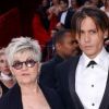 Johnny Depp avec sa mère Betty et Vanessa Paradis en 2004 lors des Oscars