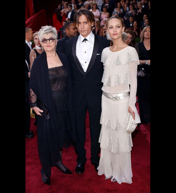 Johnny Depp avec sa mère Betty et Vanessa Paradis en 2004 lors des Oscars