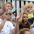  Kate Middleton, le prince William et le prince Harry, toujours très complices, ont encouragé Zara Phillips et l'ont vue décrocher sa première médaille olympique. 
 Comme la veille lors de l'épreuve de cross, les membres de la famille royale britannique étaient nombreux mardi 31 juillet 2012 à Greenwich Park pour soutenir Zara Phillips et la voir décrocher avec l'équipe britannique de concours complet la médaille d'argent aux Jeux olympiques de Londres. 