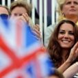  Kate Middleton, le prince William et le prince Harry, toujours très complices, ont encouragé Zara Phillips et l'ont vue décrocher sa première médaille olympique. 
 Comme la veille lors de l'épreuve de cross, les membres de la famille royale britannique étaient nombreux mardi 31 juillet 2012 à Greenwich Park pour soutenir Zara Phillips et la voir décrocher avec l'équipe britannique de concours complet la médaille d'argent aux Jeux olympiques de Londres. 