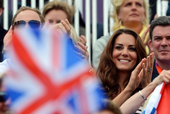 Kate Middleton, le prince William et le prince Harry, toujours très complices, ont encouragé Zara Phillips et l'ont vue décrocher sa première médaille olympique.
Comme la veille lors de l'épreuve de cross, les membres de la famille royale britannique étaient nombreux mardi 31 juillet 2012 à Greenwich Park pour soutenir Zara Phillips et la voir décrocher avec l'équipe britannique de concours complet la médaille d'argent aux Jeux olympiques de Londres.