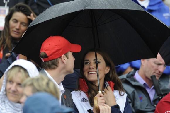 Le prince William et Kate Middleton ont vibré, ainsi que le prince Harry, pour Zara Phillips, médaille d'argent du concours complet par équipes le 31 juillet 2012 à l'issue du saut d'obstacles, où la cavalière royale a encore excellé sur High Kingdom, aux Jeux olympiques de Londres.