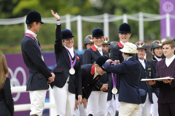 La princesse Anne a remis à sa fille Zara Phillips sa médaille d'argent du concours complet par équipes le 31 juillet 2012 à l'issue du saut d'obstacles, où la cavalière royale a encore excellé sur High Kingdom, aux Jeux olympiques de Londres.