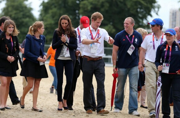La princesse Anne a remis à sa fille Zara Phillips sa médaille d'argent du concours complet par équipes le 31 juillet 2012 à l'issue du saut d'obstacles, où la cavalière royale a encore excellé sur High Kingdom, aux Jeux olympiques de Londres.