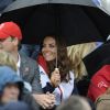 William et Kate ont bravé la pluie pour voir Zara Phillips gagner la médaille d'argent du concours complet par équipes le 31 juillet 2012 à l'issue du saut d'obstacles, où la cavalière royale a encore excellé sur High Kingdom, aux Jeux olympiques de Londres.