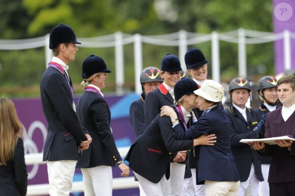 Finale du concours complet par équipes des Jeux olympiques de Londres, le 31 juillet 2012 à Greenwich Park : Zara Phillips reçoit la médaille d'argent des mains de sa mère la princesse Anne.