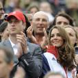 Nicolas Canteloup, tout heureux, a profité d'une place de roi, juste derrière Kate Middleton et le prince William, lors de la finale du concours complet par équipes des Jeux olympiques de Londres, le 31 juillet 2012 à Greenwich Park. D'autant que la famille royale britannique était en fête avec la médaille d'argent de Zara Phillips et ses partenaires.