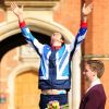 Bradley Wiggins peut lever les bras après avoir décroché la médaille d'or du contre-la-montre lors des Jeux olympiques de Londres le 1er août 2012 au château de Hampton Court