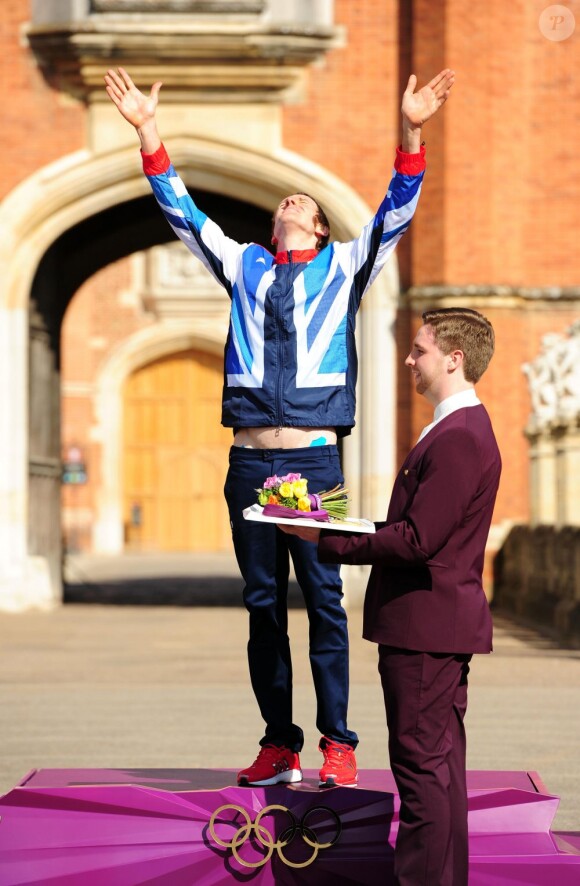 Bradley Wiggins peut lever les bras après avoir décroché la médaille d'or du contre-la-montre lors des Jeux olympiques de Londres le 1er août 2012 au château de Hampton Court