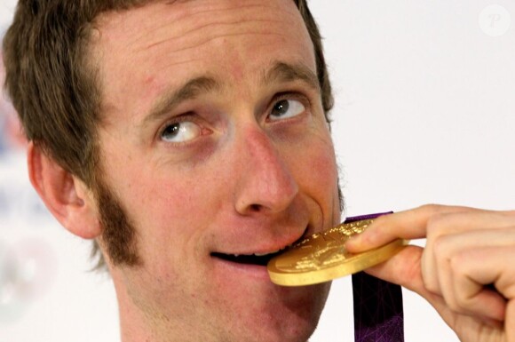 Bradley Wiggins s'assure de l'authenticité de sa médaille d'or décrochée lors du contre-la-montre aux Jeux olympiques de Londres le 1er août 2012