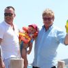 Elton John, son compagnon David Furnish et leur fils Zachary arrivent au Club 55 à Saint-Tropez le 2 août 2012