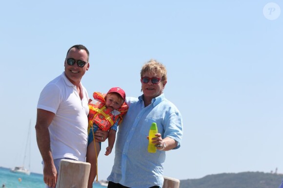 Elton John, son compagnon David Furnish et leur fils Zachary arrivent au Club 55 à Saint-Tropez le 2 août 2012
