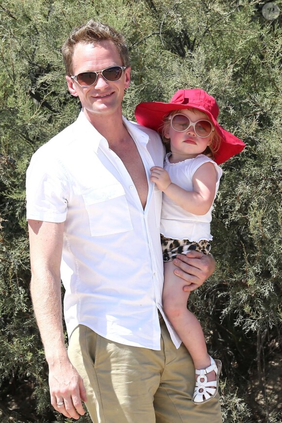 Neil Patrick Harris, et sa fille Harper Grace arrivent au Club 55 à Saint-Tropez le 2 août 2012