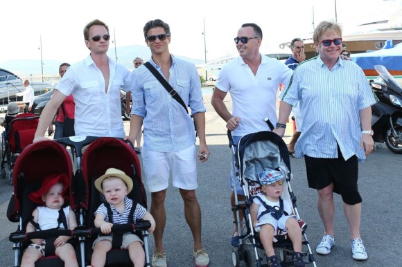 Elton John, son compagnon David Furnish et leur fils Zachary, en compagnie de leurs amis Neil Patrick Harris, son compagnon David Burkta et leurs jumeaux Gideon Scott et Harper Grace, à Saint-Tropez le 2 août 2012