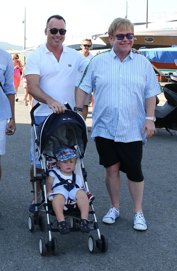 Elton John, son compagnon David Furnish et leur fils Zachary, en compagnie de leurs amis Neil Patrick Harris, son compagnon David Burkta et leurs jumeaux Gideon Scott et Harper Grace, à Saint-Tropez le 2 août 2012