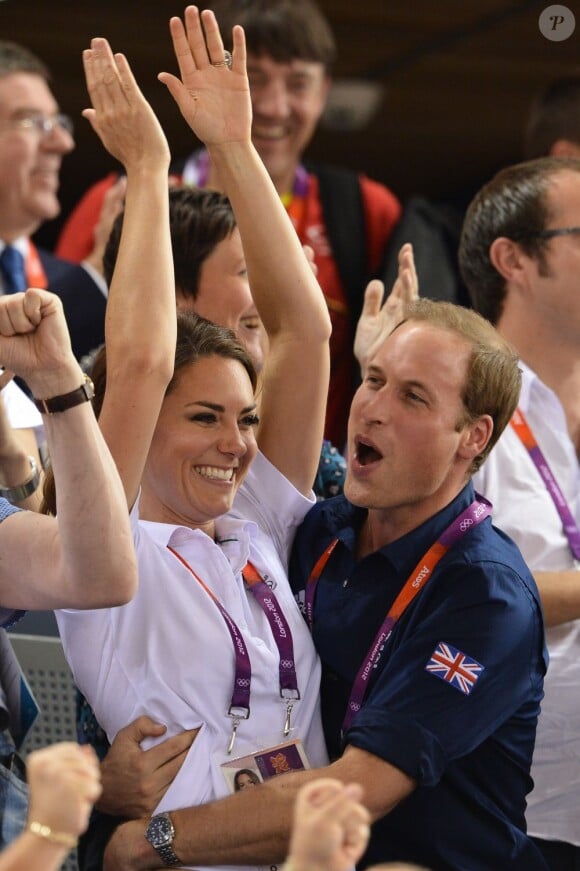 Kate Middleton et le prince William euphoriques jeudi 2 août 2012 au vélodrome de Stratford : un câlin joyeux pour célébrer la médaille d'or du trio britannique Philip Hindes-Chris Hoy-Jason Kenny, champions de la vitesse sur piste aux Jeux olympiques.