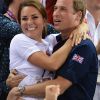 Kate Middleton et le prince William, emportés par l'euphorie, se sont tombés dans les bras l'un de l'autre jeudi 2 août 2012 au vélodrome de Stratford : un câlin joyeux pour célébrer la médaille d'or du trio britannique Philip Hindes-Chris Hoy-Jason Kenny, champions de la vitesse sur piste aux Jeux olympiques.