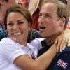 Kate Middleton et le prince William, emportés par l'euphorie, se sont tombés dans les bras l'un de l'autre jeudi 2 août 2012 au vélodrome de Stratford : un câlin joyeux pour célébrer la médaille d'or du trio britannique Philip Hindes-Chris Hoy-Jason Kenny, champions de la vitesse sur piste aux Jeux olympiques.