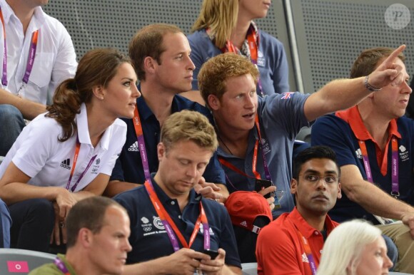 Kate Middleton et le prince William, avec le prince Harry, ont vibré jeudi 2 août 2012 au vélodrome de Stratford pour la médaille d'or du trio britannique Philip Hindes-Chris Hoy-Jason Kenny, champions de la vitesse sur piste aux Jeux olympiques.