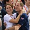 Kate Middleton et le prince William, emportés par l'euphorie, se sont tombés dans les bras l'un de l'autre jeudi 2 août 2012 au vélodrome de Stratford : un câlin joyeux pour célébrer la médaille d'or du trio britannique Philip Hindes-Chris Hoy-Jason Kenny, champions de la vitesse sur piste aux Jeux olympiques.