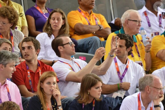 Le prince Daniel et le prince Carl Philip de Suède jeudi 2 août 2012 au vélodrome de Stratford pour la finale de la vitesse sur piste aux Jeux olympiques.