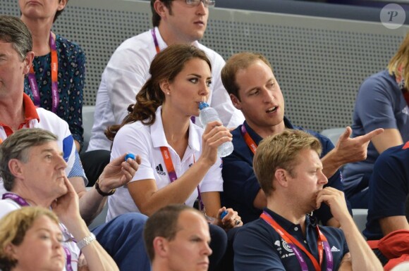 Kate Middleton et le prince William, avec le prince Harry, ont vibré jeudi 2 août 2012 au vélodrome de Stratford pour la médaille d'or du trio britannique Philip Hindes-Chris Hoy-Jason Kenny, champions de la vitesse sur piste aux Jeux olympiques.