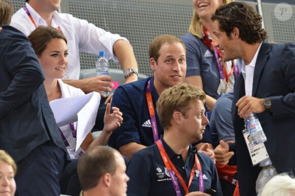 Kate Middleton et le prince William, salués ici par le prince Carl Philip de Suède, ont vibré jeudi 2 août 2012 au vélodrome de Stratford pour la médaille d'or du trio britannique Philip Hindes-Chris Hoy-Jason Kenny, champions de la vitesse sur piste aux Jeux olympiques.