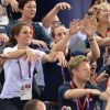 Kate Middleton et le prince William euphoriques : la ola jeudi 2 août 2012 au vélodrome de Stratford pour la médaille d'or du trio britannique Philip Hindes-Chris Hoy-Jason Kenny, champions de la vitesse sur piste aux Jeux olympiques.