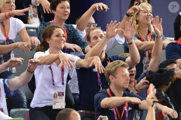 Kate Middleton et le prince William euphoriques : la ola jeudi 2 août 2012 au vélodrome de Stratford pour la médaille d'or du trio britannique Philip Hindes-Chris Hoy-Jason Kenny, champions de la vitesse sur piste aux Jeux olympiques.