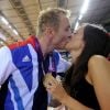 Chris Hoy peut exulter avec sa femme Sarra, jeudi 2 août 2012 au vélodrome de Stratford : le trio britannique Philip Hindes-Chris Hoy-Jason Kennya a décroché la médaille d'or de la vitesse sur piste aux Jeux olympiques.