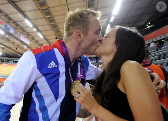 Chris Hoy peut exulter avec sa femme Sarra, jeudi 2 août 2012 au vélodrome de Stratford : le trio britannique Philip Hindes-Chris Hoy-Jason Kennya a décroché la médaille d'or de la vitesse sur piste aux Jeux olympiques.