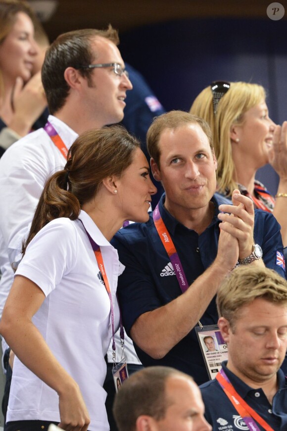 Très complices, Kate Middleton et le prince William ont vibré jeudi 2 août 2012 au vélodrome de Stratford pour la médaille d'or du trio britannique Philip Hindes-Chris Hoy-Jason Kenny, champions de la vitesse sur piste aux Jeux olympiques.