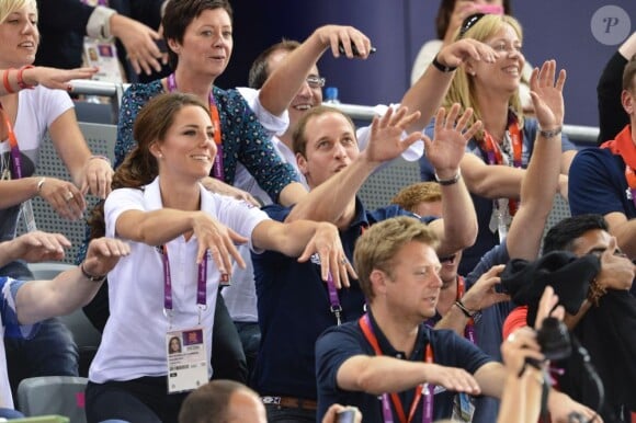 Kate Middleton et le prince William en pleine ola jeudi 2 août 2012 au vélodrome de Stratford pour la médaille d'or du trio britannique Philip Hindes-Chris Hoy-Jason Kenny, champions de la vitesse sur piste aux Jeux olympiques.