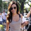 Eva Longoria, tout sourire dans les rues de Los Angeles à la sortie de son salon de coiffure le 2 août 2012. Elle ne quitte plus son Simple Bag, de Gérard Darel