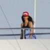 Rihanna découvre son yacht le Latitude en Sardaigne le 15 juillet 2012