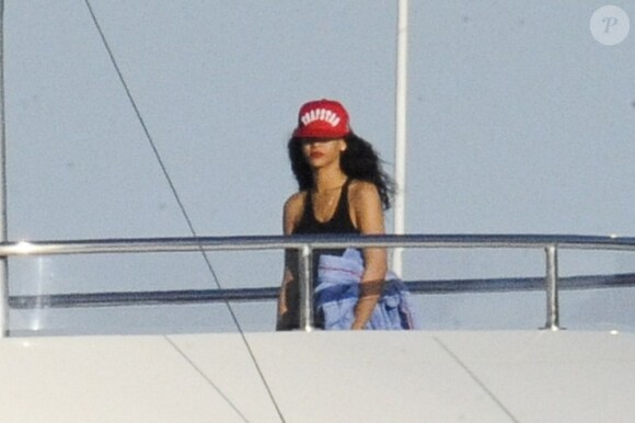 Rihanna découvre son yacht le Latitude en Sardaigne le 15 juillet 2012