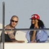 Rihanna découvre en compagnie d'un ami son yacht le Latitudee en Sardaigne le 15 juillet 2012