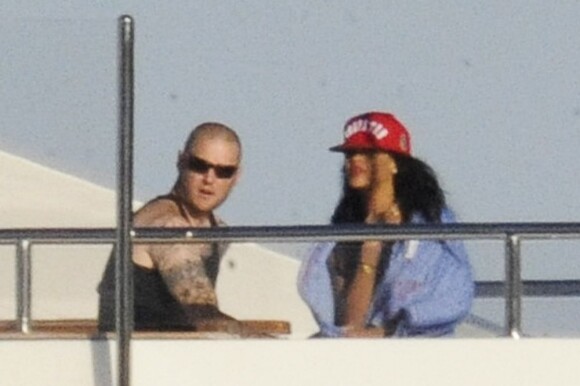 Rihanna découvre en compagnie d'un ami son yacht le Latitudee en Sardaigne le 15 juillet 2012