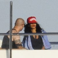 Rihanna : Vacances sur son yacht en Italie, avec un beau tatoué...